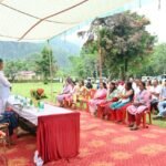 संतला देवी मार्ग स्थित झाड़ीवाला में सेवा पर्व पर वृक्षारोपण कार्यक्रम में गणेश जोशी का पर्यावरणीय संकल्प