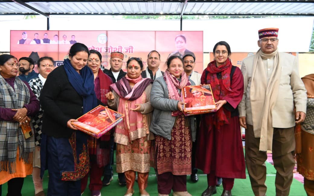 मंत्री गणेश जोशी ने कहा कि आंगनबाड़ी कार्यकत्रियां बच्चों के सर्वांगीण विकास के साथ-साथ मातृ शक्ति को सशक्त बनाने का कार्य भी कर रही हैं