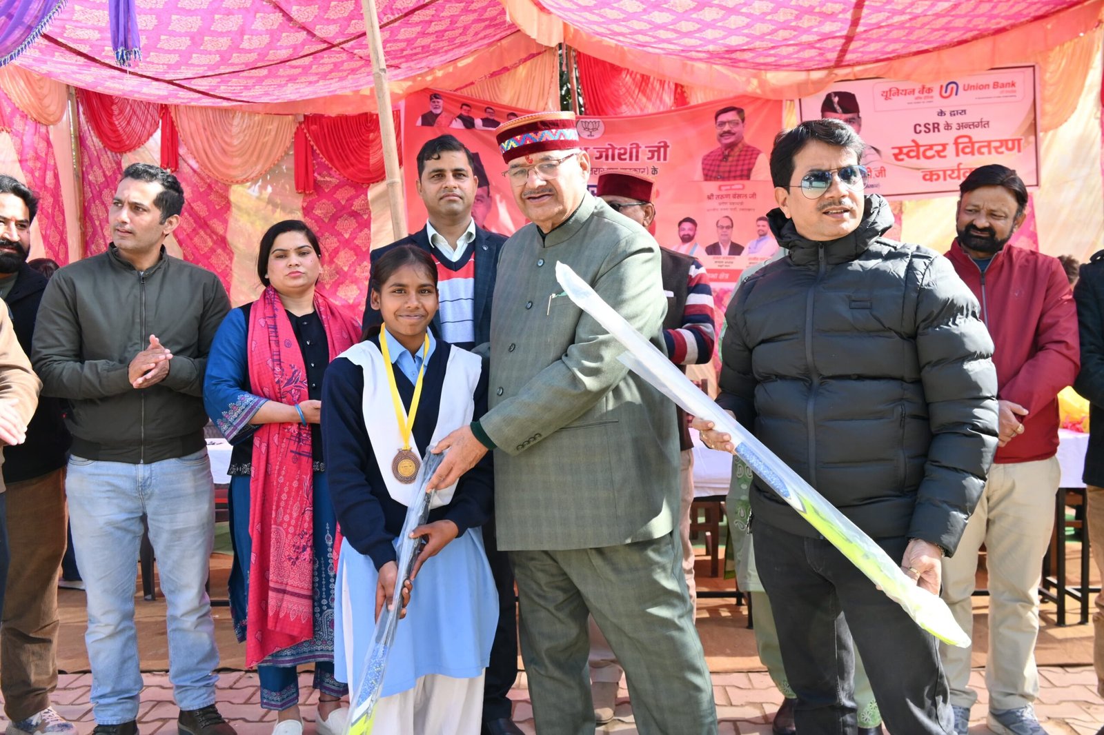 मंत्री गणेश जोशी ने विगत वर्ष नॉर्थ जॉन झांसी में आयोजित हुए हॉकी प्रतियोगिता में ब्राउज़ मैडल प्राप्त करने वाली प्रतिभावान छात्राओं को भी सम्मानित किया