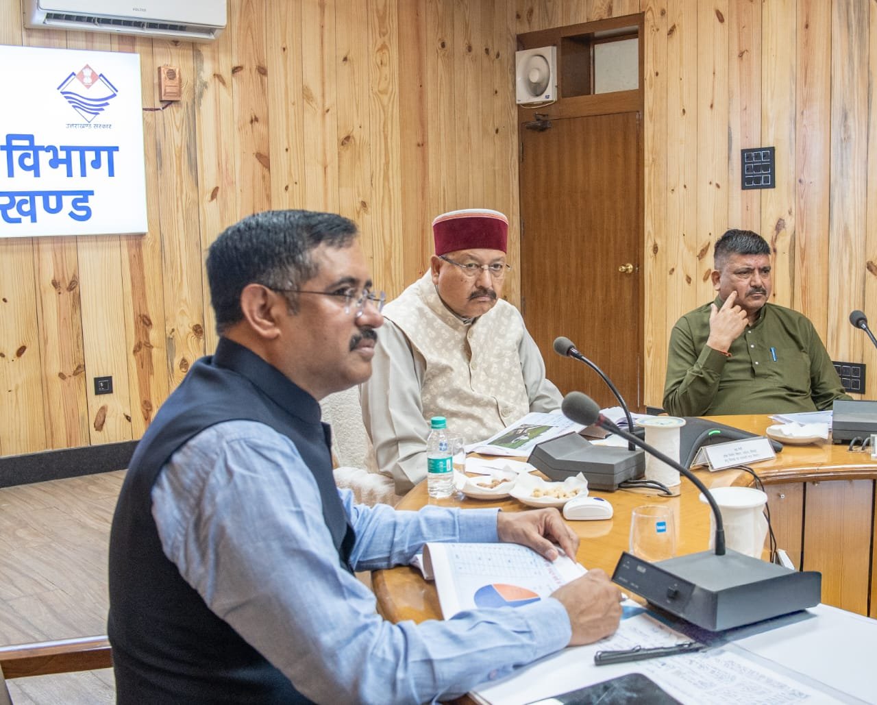 हरिद्वार में 2027 में होने वाले अर्ध कुंभ मेले को देखते हुए नदियों का चैनेलाइजेशन, स्ट्रांम वाटर मास्टर ड्रेनेज सिस्टम का कार्य समयबद्ध ढंग से किया जाये : महाराज 