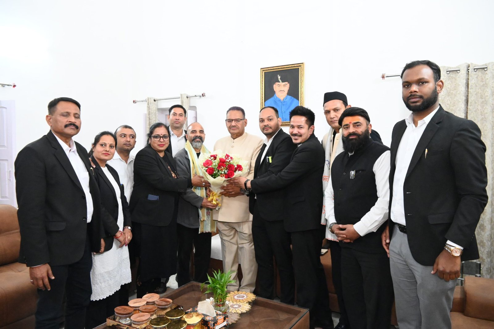 बार एसोसिएशन देहरादून के नवनिर्वाचित अध्यक्ष एवं कार्यकारिणी को बधाई देते कैबिनेट मंत्री गणेश जोशी