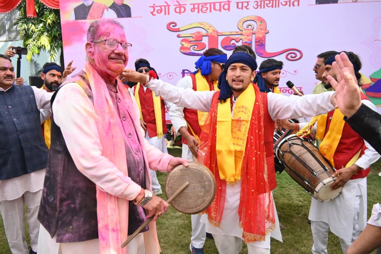 मंत्री गणेश जोशी द्वारा होली के पावन अवसर पर हाथीबड़कला स्थित अपने आवास में भव्य होली मिलन समारोह का आयोजन किया गया