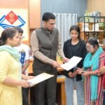 डीएम सविन बंसल से मिलकर मीना ठाकुर ने सुनाई पीड़ा, आठ साल से लापता पति के बाद पांच बच्चों की जिम्मेदारी अकेले उठा रहीं