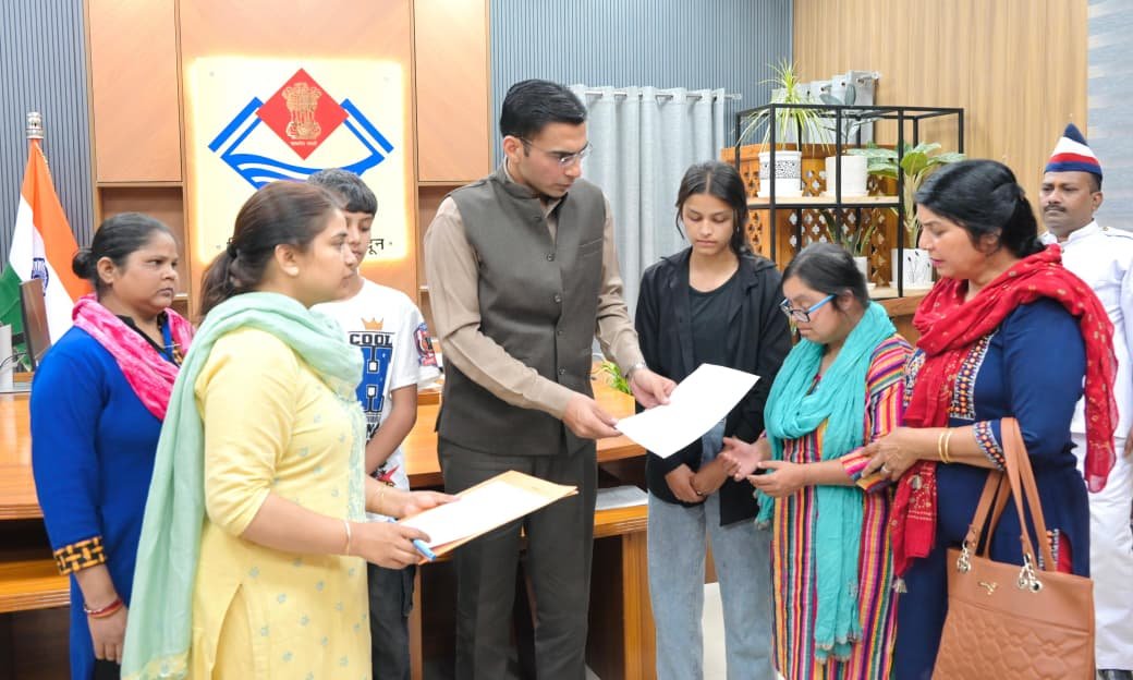 डीएम सविन बंसल से मिलकर मीना ठाकुर ने सुनाई पीड़ा, आठ साल से लापता पति के बाद पांच बच्चों की जिम्मेदारी अकेले उठा रहीं