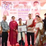 नारी शक्ति सम्मान से मातृशक्ति को सम्मानित करते कैबिनेट मंत्री गणेश जोशी