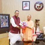 लखनऊ में उत्तर प्रदेश के मुख्यमंत्री योगी आदित्यनाथ से शिष्टाचार भेंट करते कृषि मंत्री गणेश जोशी