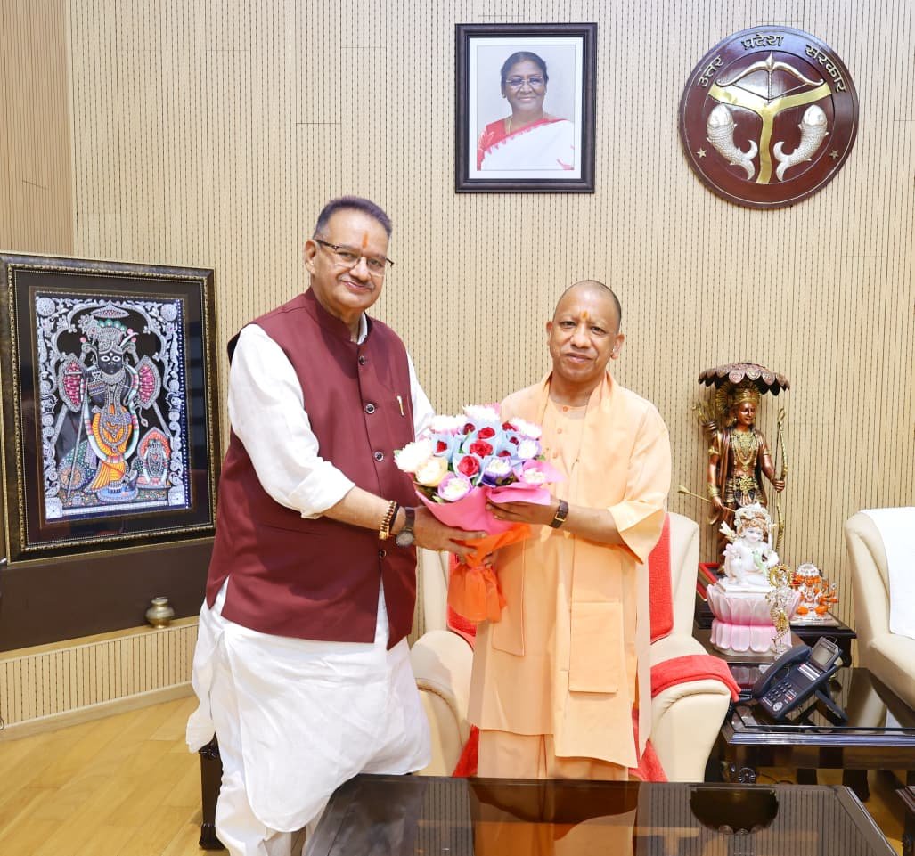 लखनऊ में उत्तर प्रदेश के मुख्यमंत्री योगी आदित्यनाथ से शिष्टाचार भेंट करते कृषि मंत्री गणेश जोशी