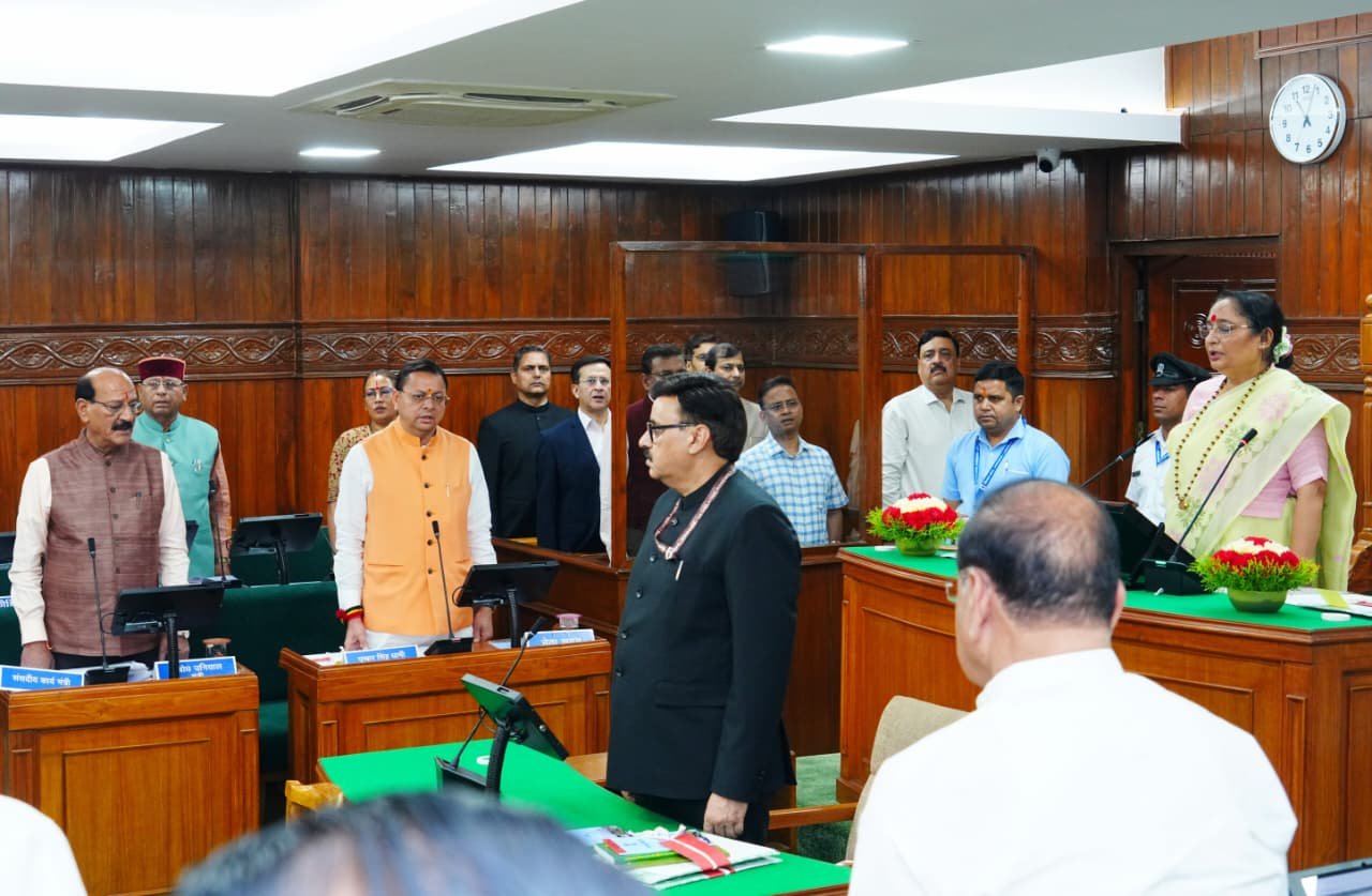 मुख्यमंत्री धामी ने कहा कि प्रधानमंत्री मोदी के संकल्प का ही परिणाम है कि आज देश के सामान्य घरों की बेटियां रसोई से रायसीना हिल तक का सफर तय कर रही है।