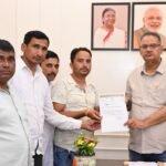 मंत्री गणेश जोशी से उनके कैंप कार्यालय में कार्लीगाड़ के ग्राम प्रधान राकेश जवाडी के साथ ग्राम वासियों के प्रतिनिधिमंडल ने भेंट की