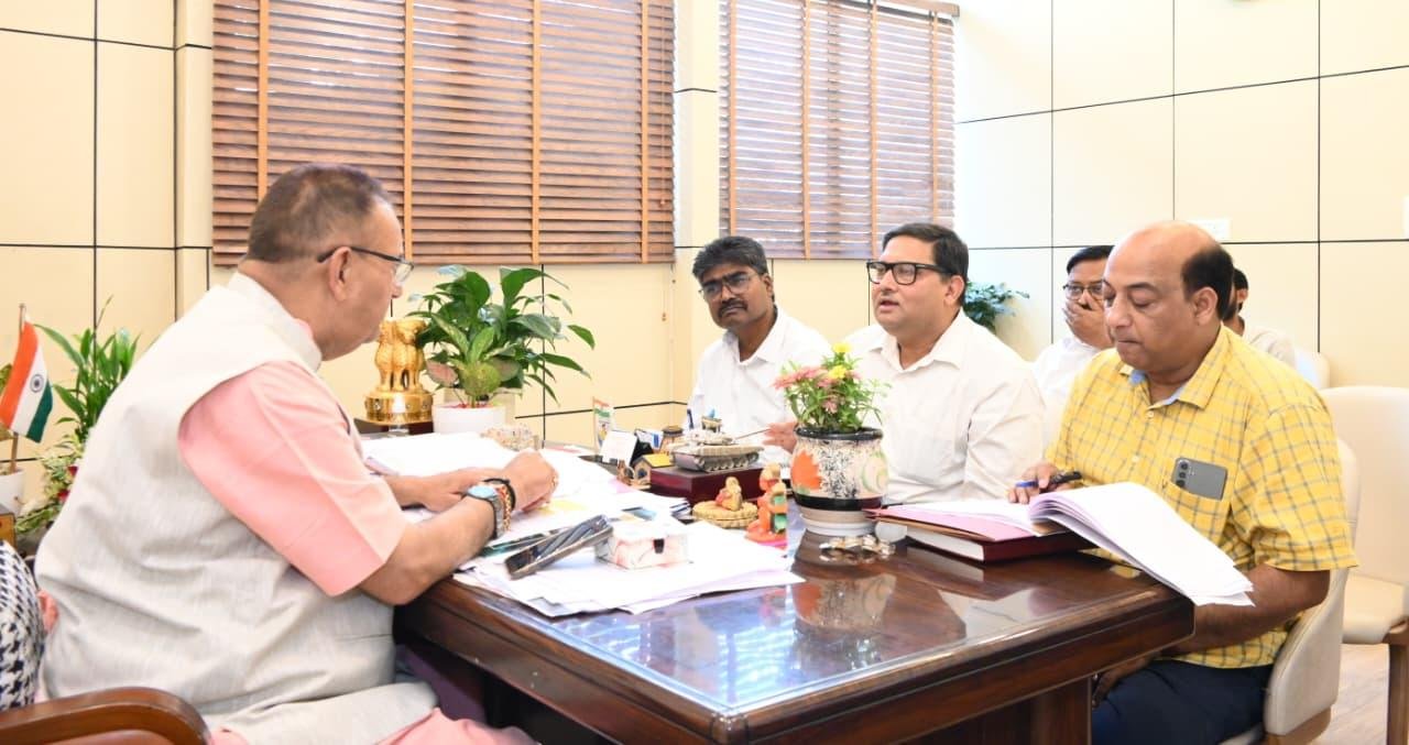 गणेश जोशी ने विभिन्न क्षेत्रों में सुरक्षा दीवार और आरसीसी पाइप कार्यों में तेजी लाने के निर्देश दिए