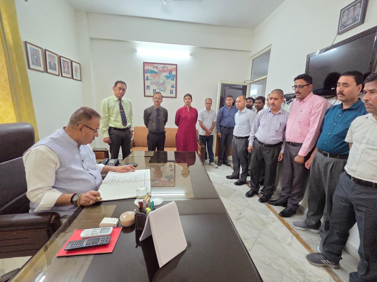 मंत्री गणेश जोशी ने ऊर्जा संरक्षण की दिशा में सप्ताह में एक दिन आंशिक “वर्क फ्रॉम होम” प्रणाली के माध्यम से कार्य करने पर भी जोर दिया      