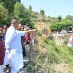 गढ़-बुरांसखण्डा मोटर मार्ग के सर्वे कार्य का निरीक्षण करते कैबिनेट मंत्री गणेश जोशी