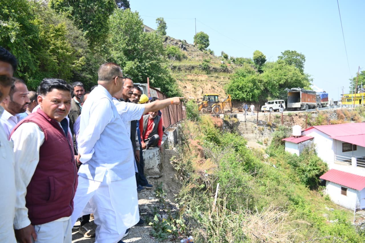 गढ़-बुरांसखण्डा मोटर मार्ग के सर्वे कार्य का निरीक्षण करते कैबिनेट मंत्री गणेश जोशी