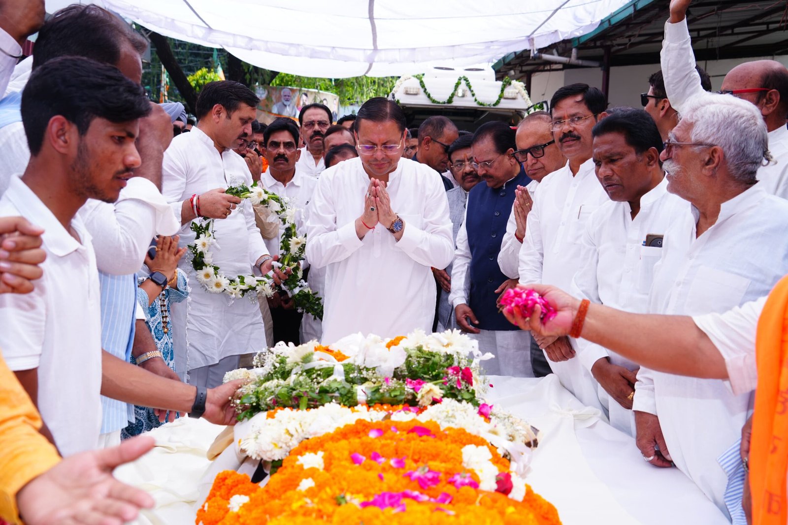 सीएम धामी ने नम आंखों से मेजर जनरल भुवन चंद्र खंडूड़ी को दी अंतिम विदाई, भावुक कर देने वाला रहा पल