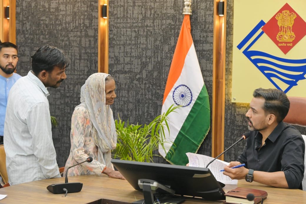जिलाधिकारी डॉ. आशीष चौहान ने पूर्व सैनिक की शिकायत पर पुलिस अधिकारियों को दिए सख्त निर्देश