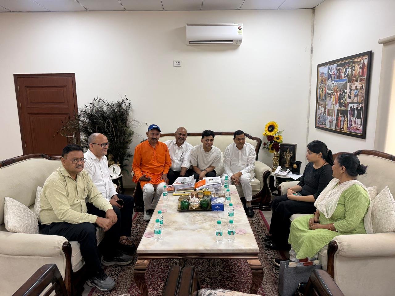 मदद मांगने पहुंचे परिजन, गंभीरता से सुनी पूरी बात  अनिल बलूनी ने दिया हरसंभव सहयोग का आश्वासन