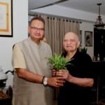 सैनिक कल्याण मंत्री गणेश जोशी ने लेफ्टिनेंट जनरल आनंद सरूप को पौधा भेंट कर किया सम्मानित