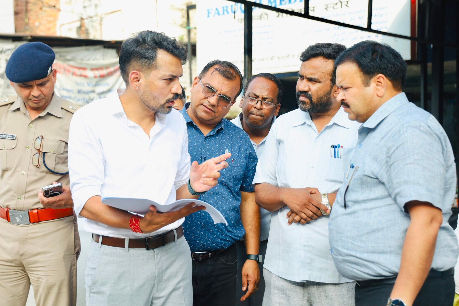 जिलाधिकारी डॉ. आशीष चौहान ने आढ़त बाजार-तहसील चौक सड़क चौड़ीकरण परियोजना का किया स्थलीय निरीक्षण