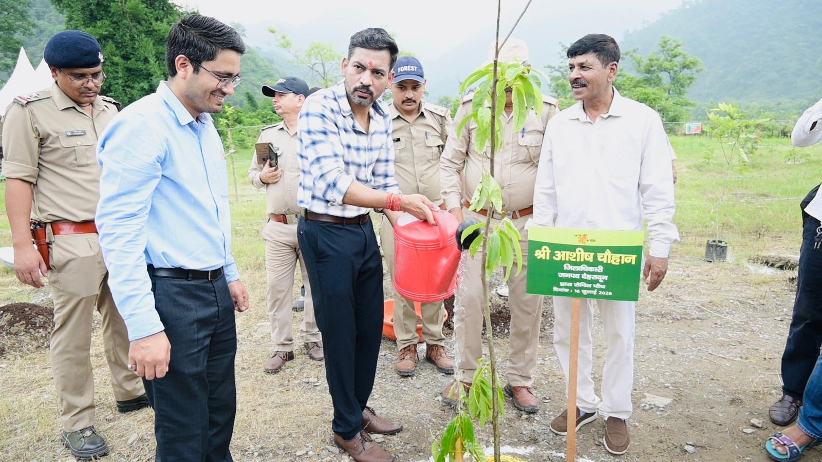 जिलाधिकारी डॉ0 आशीष चौहान बोले—पौधारोपण के साथ पौधों का संरक्षण भी जरूरी