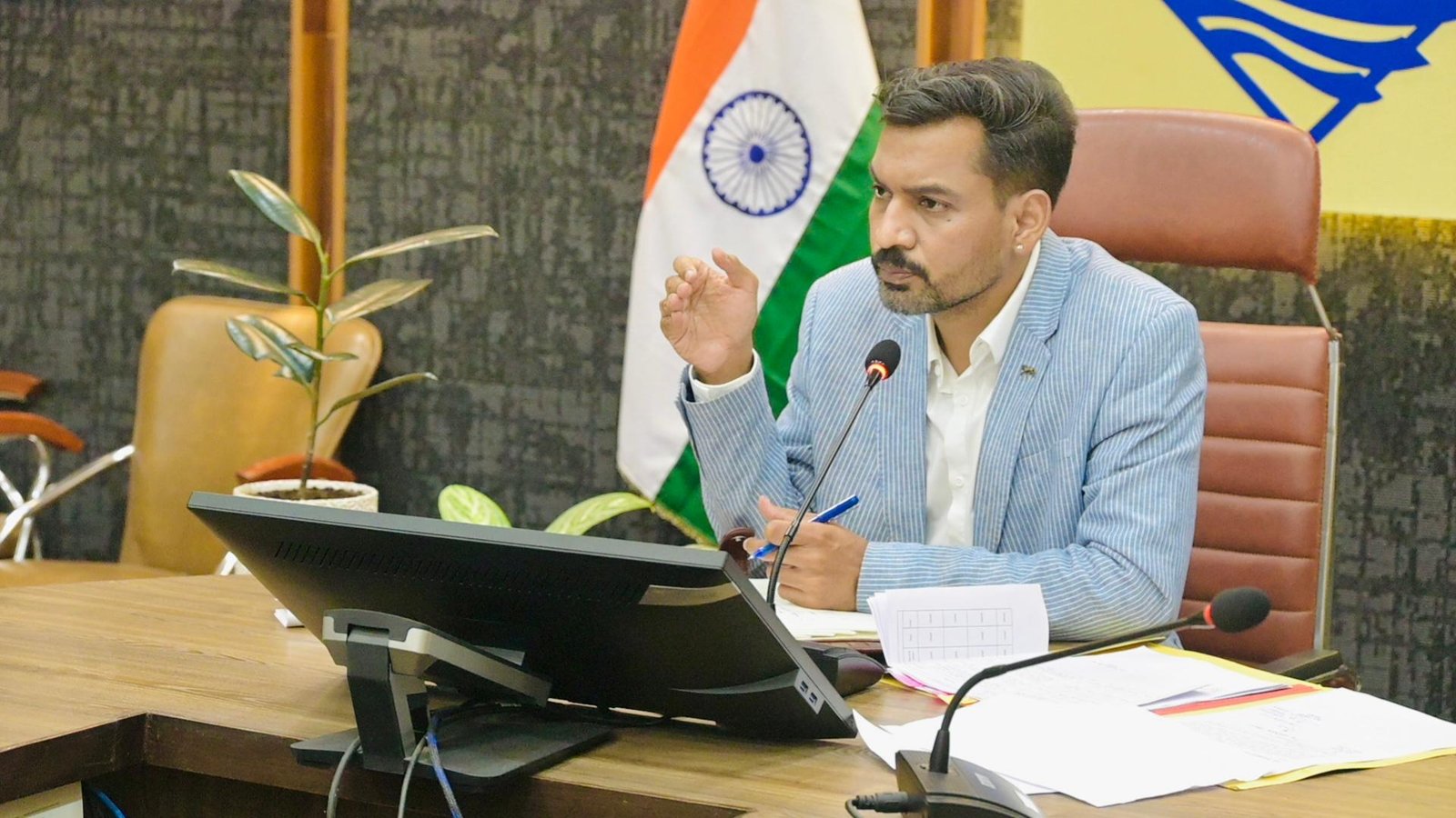 जिलाधिकारी डॉ. आशीष चौहान की अध्यक्षता में हुई समीक्षा बैठक, दुर्लभ बीमारियों से पीड़ित बच्चों के उपचार पर बने निर्देश