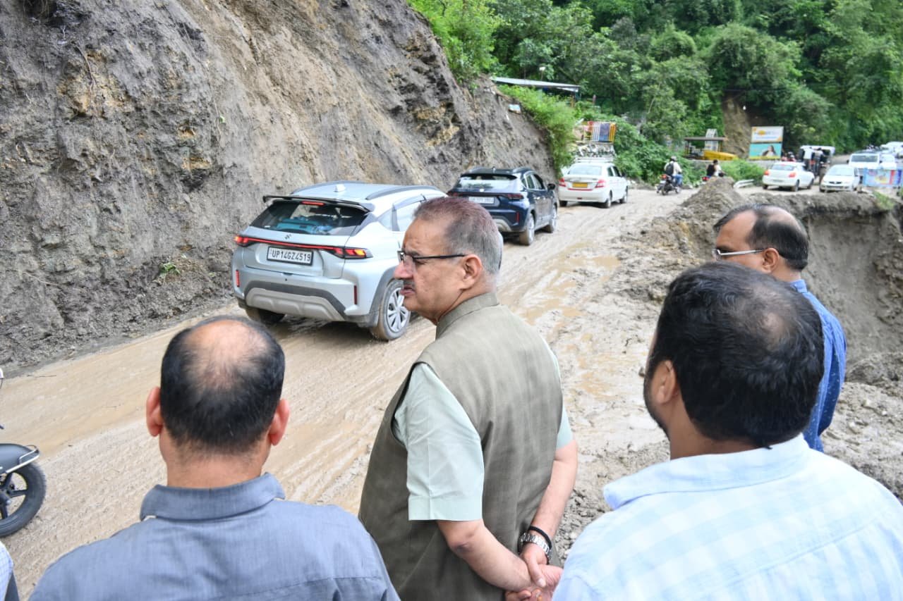 मंत्री गणेश जोशी ने चेतावनी बोर्ड, बैरिकेडिंग और कर्मचारियों की तैनाती सुनिश्चित करने के निर्देश दिए