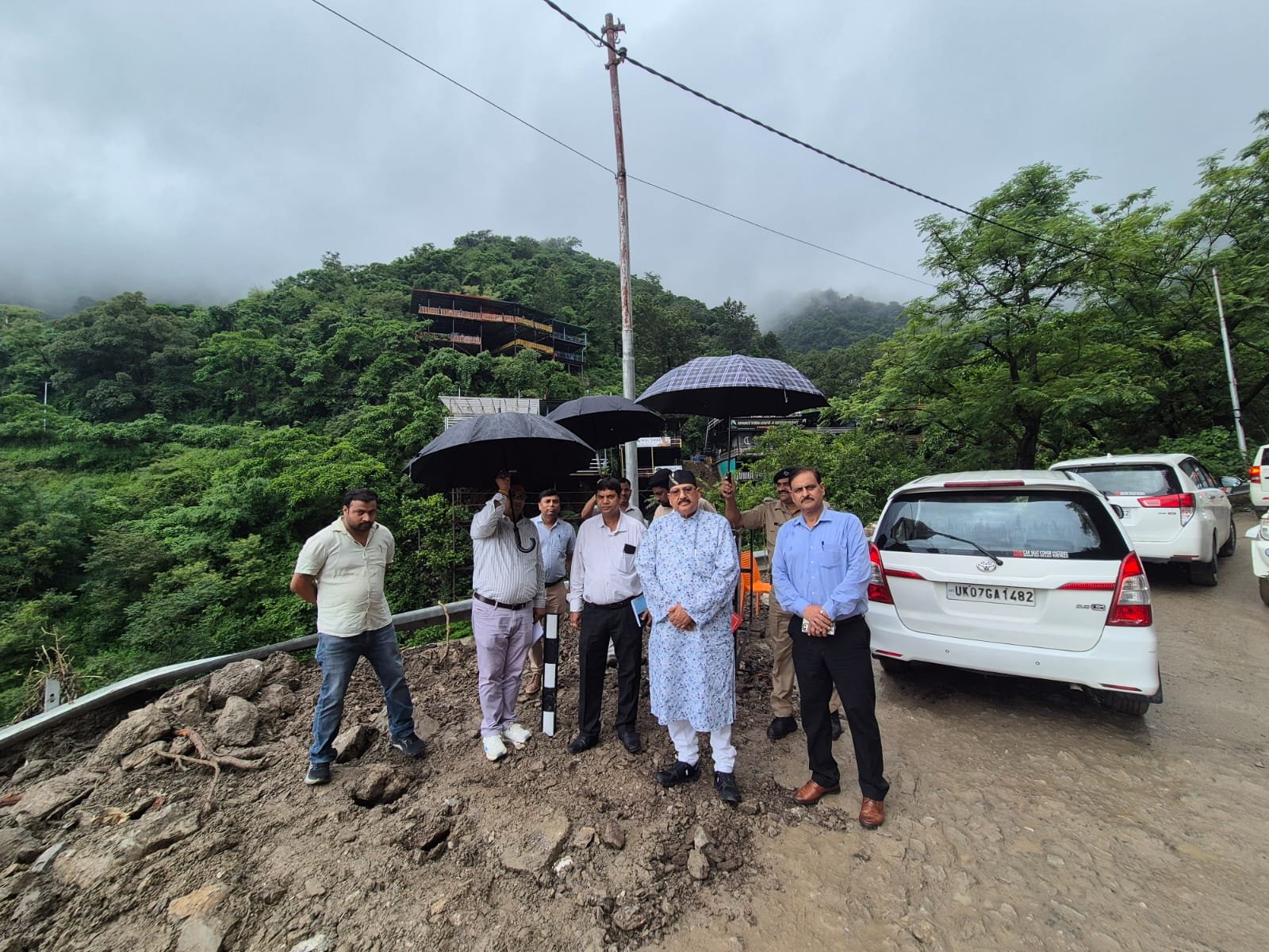सतपाल महाराज ने कहा, तय समय पर सड़क दुरस्त करने के साथ सेतु निर्माण भी पूरा किया जाए