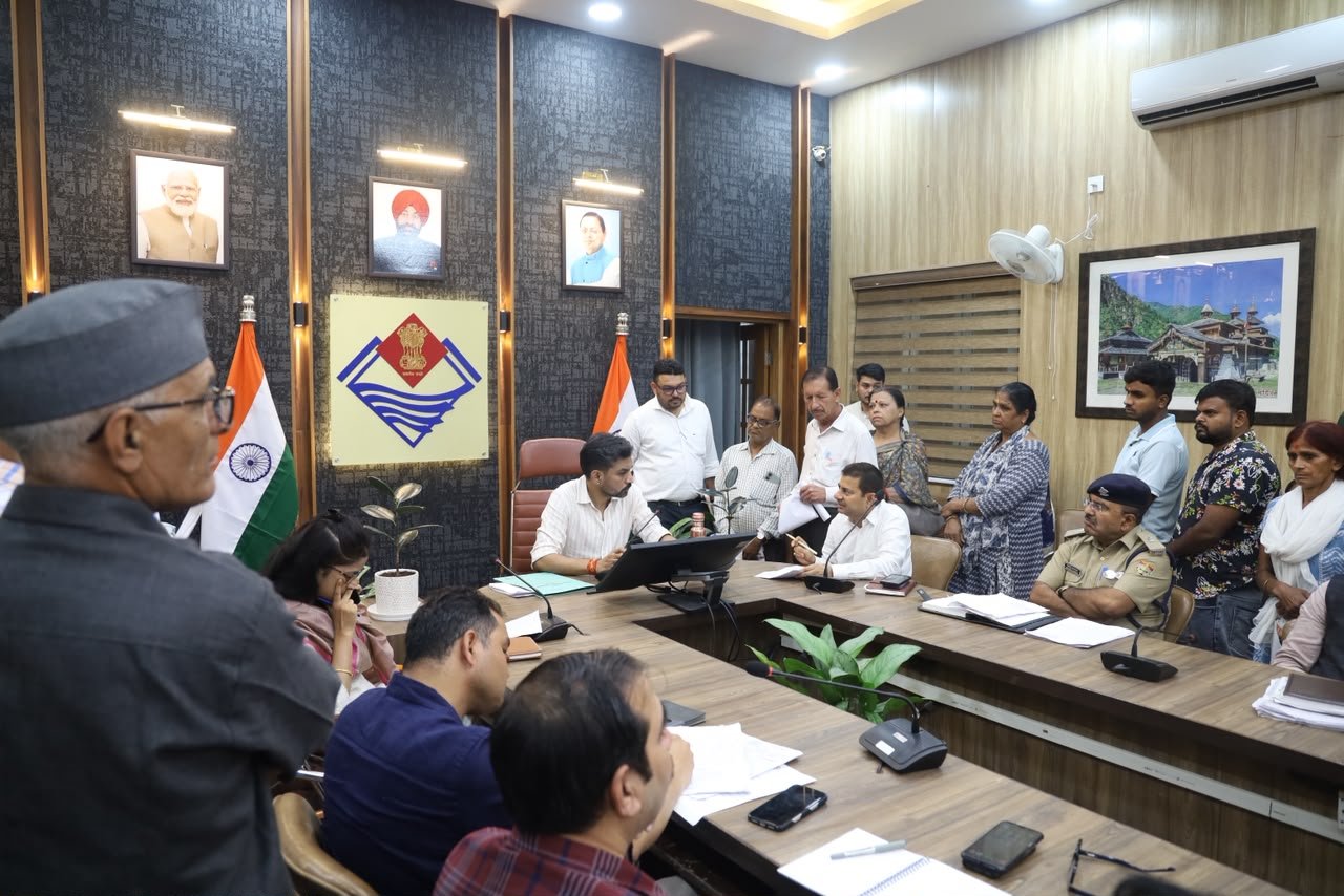 मुख्यमंत्री पुष्कर सिंह धामी के सुशासन मॉडल के तहत जिलाधिकारी डॉ. आशीष चौहान ने प्रत्येक शिकायत के समयबद्ध और गुणवत्तापूर्ण निस्तारण के दिए निर्देश