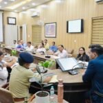 सड़क सुरक्षा के लिए सभी विभाग करें समन्वित प्रयास, डीएम डॉ. आशीष चौहान का निर्देश