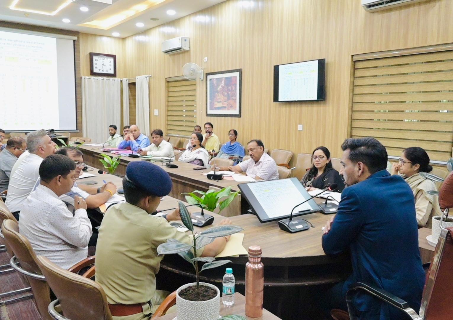 सड़क सुरक्षा के लिए सभी विभाग करें समन्वित प्रयास, डीएम डॉ. आशीष चौहान का निर्देश