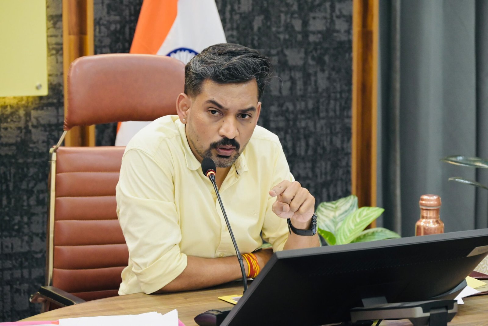 निर्धारित समयसीमा के भीतर सभी लंबित प्रकरणों का निस्तारण सुनिश्चित करें: डीएम