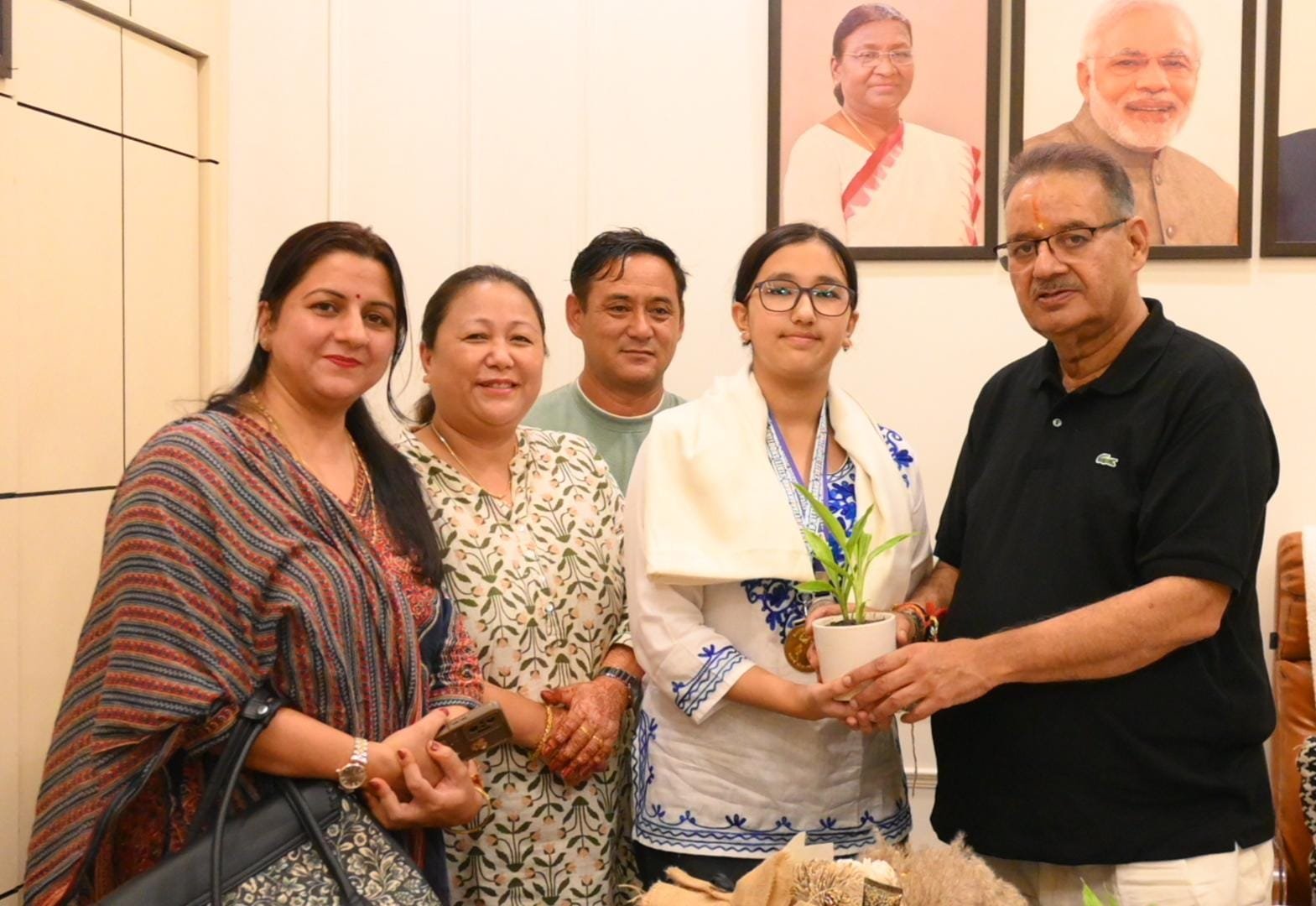 कैबिनेट मंत्री गणेश जोशी ने गोल्ड मेडल विजेता शूटिंग खिलाड़ी अनुष्का ओटानी को किया सम्मानित