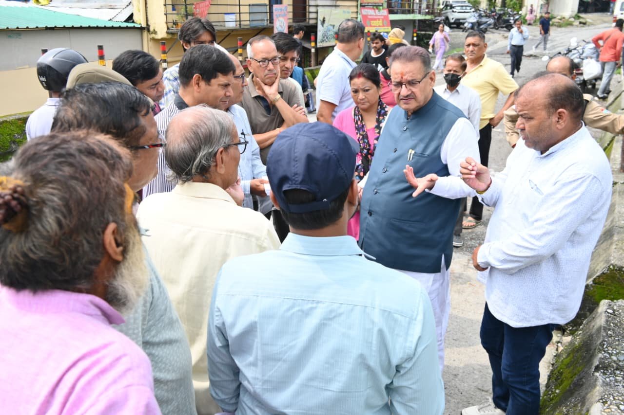 कैबिनेट मंत्री गणेश जोशी ने चिड़ोंवाली मंदाकिनी विहार में पुल की स्थिति का किया निरीक्षण
