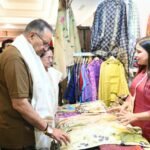 कृषि मंत्री गणेश जोशी ने सिल्क एक्सपो में रेशमी उत्पादों के स्टॉलों का किया निरीक्षण