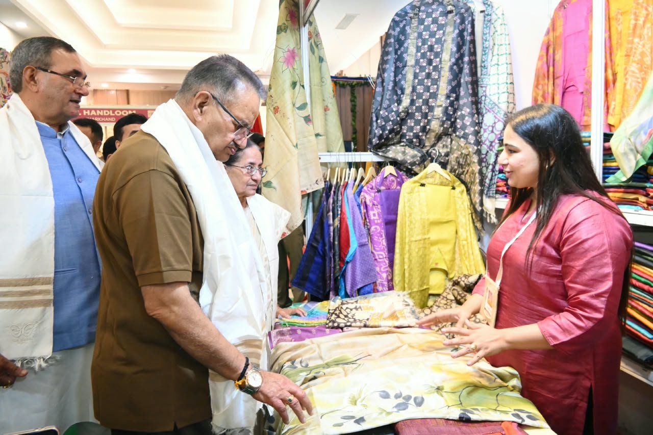 कृषि मंत्री गणेश जोशी ने सिल्क एक्सपो में रेशमी उत्पादों के स्टॉलों का किया निरीक्षण