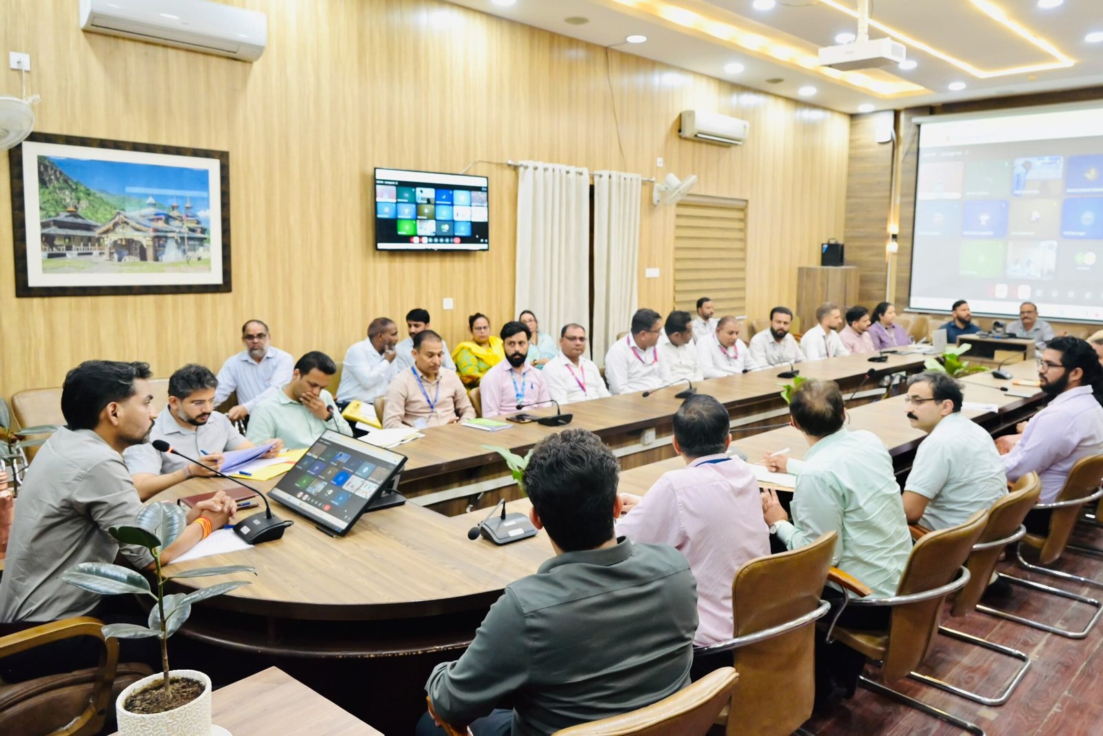 जिलाधिकारी डॉ0 आशीष चौहान ने ऋण दिलाने के नाम पर आमजन को भ्रमित करने वाले एजेंटों एवं फर्जी एजेंसियों पर कार्रवाई के निर्देश दिए