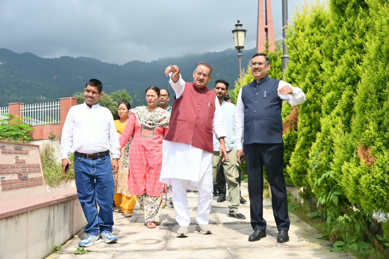 सैनिक कल्याण मंत्री गणेश जोशी ने सैन्यधाम की नाम पट्टिकाओं को एक लाइन में व्यवस्थित करने के दिए निर्देश