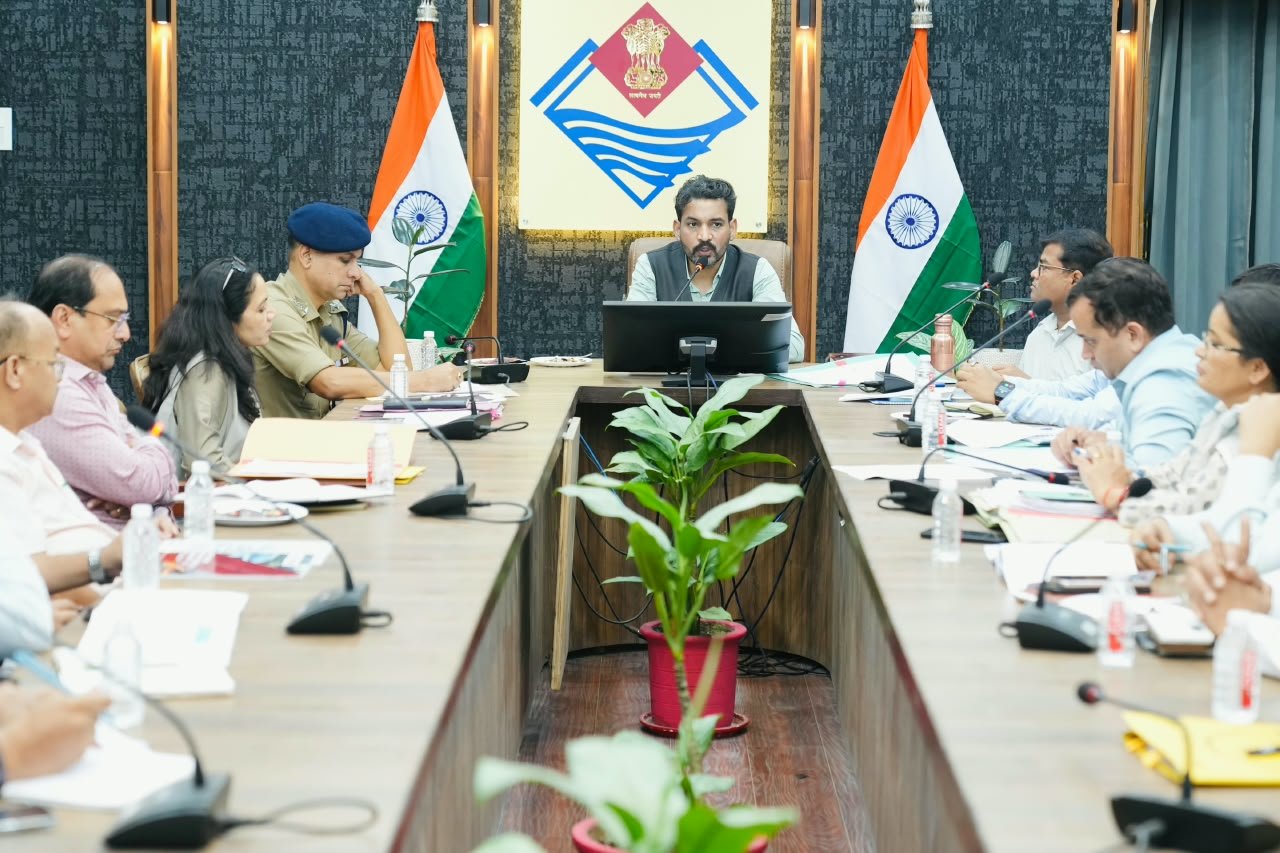 जिलाधिकारी डॉ0 आशीष चौहान ने सड़क सुरक्षा के लिए संबंधित विभागों को आपसी समन्वय से कार्यवाही के दिए निर्देश