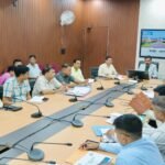 जिलाधिकारी डॉ. आशीष चौहान ने प्लास्टिक कचरे के निस्तारण में लापरवाही पर संबंधित अधिकारियों की जिम्मेदारी तय करने के दिए निर्देश