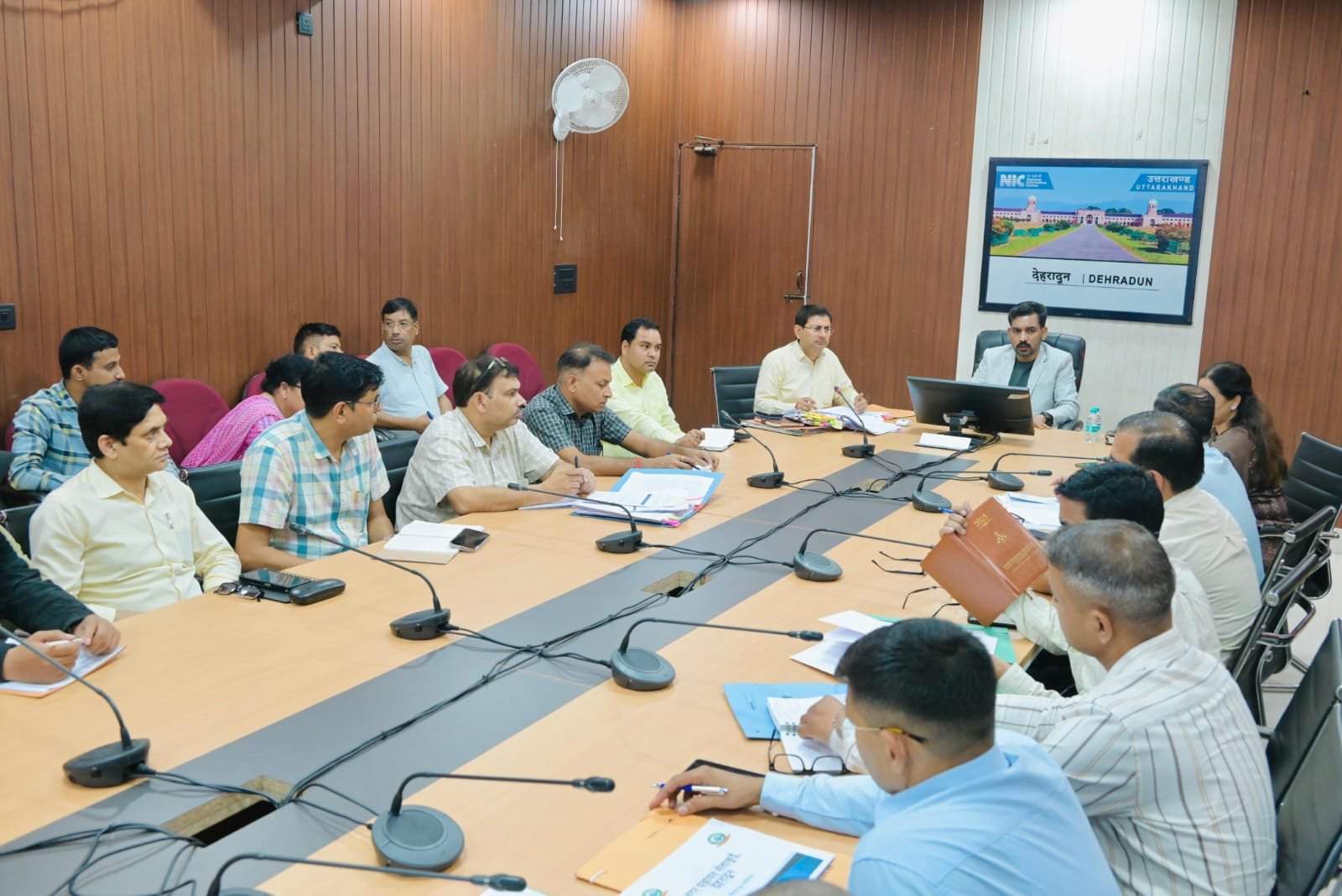 जिलाधिकारी डॉ. आशीष चौहान ने प्लास्टिक कचरे के निस्तारण में लापरवाही पर संबंधित अधिकारियों की जिम्मेदारी तय करने के दिए निर्देश
