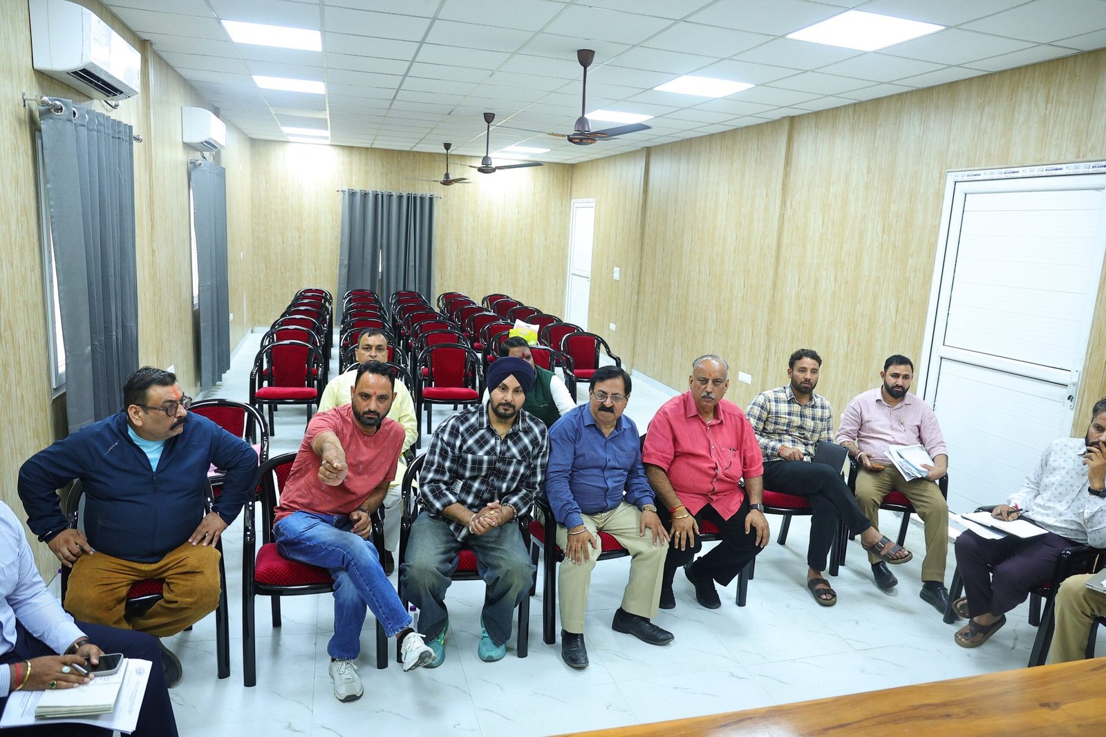 समाज कल्याण मंत्री खजानदास ने एमडीडीए अधिकारियों को विकास कार्यों में तेजी लाने के दिए निर्देश