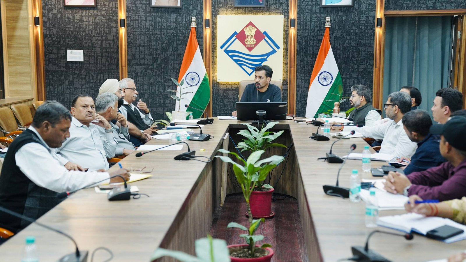 जिलाधिकारी डॉ. आशीष चौहान ने राजनीतिक दलों के प्रतिनिधियों के साथ बैठक कर एफएलसी प्रक्रिया की विस्तृत जानकारी दी