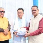 गणेश जोशी ने पुष्पगुच्छ और शॉल भेंट कर जितिन प्रसाद का किया अभिनंदन