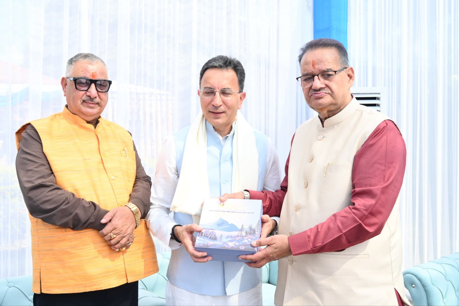 गणेश जोशी ने पुष्पगुच्छ और शॉल भेंट कर जितिन प्रसाद का किया अभिनंदन