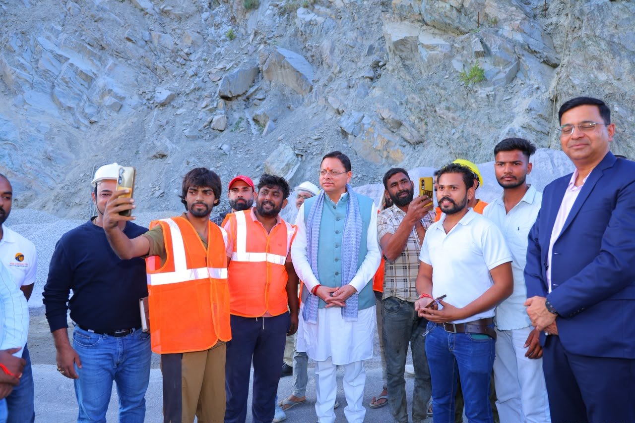 मुख्यमंत्री धामी ने मौके पर तैनात इंजीनियरों एवं श्रमिकों से किया संवाद, निर्माण कार्यों की प्रगति का लिया जायजा